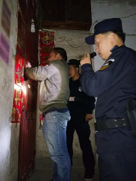 滨州粗心妈妈误将幼女锁家中 